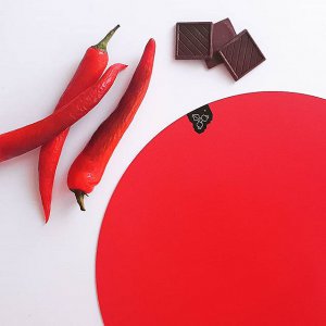 A co říkáte na kombinaci čokolády s chilli Já to zbožnuju ❤_#mightydesignshop #placemat #red #chilli #chocolate #decor #prostirani.jpg