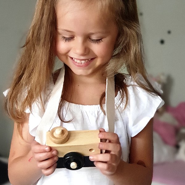 Naše malá fotografka a její kouzelný úsměv 👧, který jí vykouzlil tento dřevěný fotoaparát 🖤__#mightydesignshop #camera #foto #fotak #fotoaparat #drevenadekorace #drevenehracky #drevo #woodlovers #wooddecor #woodtoysforkid