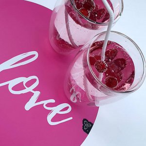 💕 Růžový Beefeater s tonikem = Láska na první pohled 💕_...tak tenhle drink si tohle prostírání vyloženě zaslouží, namíchej a ochutnej taky 😉_#mightydesignshop #pink #placemat #pinkbeefeater #beefeater #tonic #strawberry #summer.jpg
