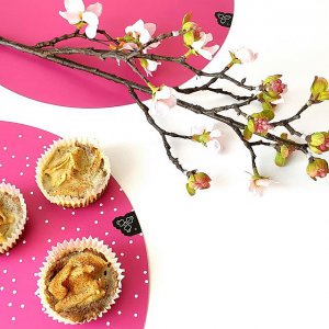 Už se taky nemůžete dočkat jara Tak mu pojďte naproti jako my 🌸_A co by to bylo za jaro bez zákusku💁‍♀️pečeno hezky bez cukru, inspirováno @cukrfreerecepty _#mightydesignshop #placemat #spring #pink #cukrfree #apple #cake.jpg
